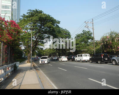 Das Foto mit dem Titel „08934 Urdaneta Makati Central District“ zeigt die geschäftige Stadtlandschaft von Makati, insbesondere den zentralen Bezirk um Urdaneta, Paseo de Roxas, Buendia und Gil Puyat Avenue. Diese Gegend ist das Handels- und Finanzzentrum von Manila, bekannt für seine Wolkenkratzer, Unternehmen und das pulsierende Stadtleben. Stockfoto