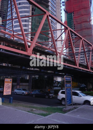 Dieses Bild fängt einen Sonnenuntergang über Makati und Mandaluyong City ein, zwei geschäftige Viertel in Metro Manila. Das Foto hebt die Skyline der Stadt hervor, mit einem wunderschönen Abendhimmel, der die Stadt beleuchtet. Stockfoto