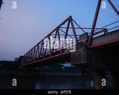 Das Bild zeigt eine wunderschöne Sonnenuntergangsszene in Makati, einem zentralen Geschäftsviertel in Metro Manila, mit Blick auf Mandaluyong City. Bekannt für seine Skyline und das pulsierende Stadtleben bietet der Sonnenuntergang einen malerischen Blick auf das urbane Leben vor der Kulisse der Natur. Stockfoto
