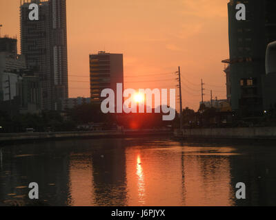 „09450 Sunsets in Makati Mandaluyong City 46“ bezieht sich auf einen legendären Sonnenuntergang über Makati und Mandaluyong, zwei geschäftige Städte in Metro Manila, die ihre urbane Skyline und natürliche Schönheit zeigen. Stockfoto
