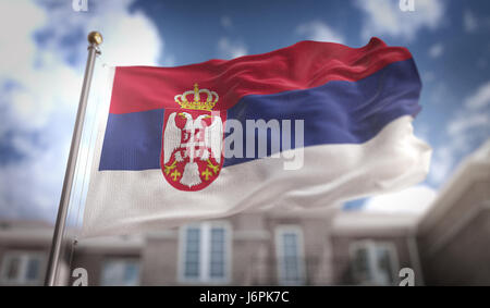 Serbien Flagge 3D Rendering auf Blue-Sky-Gebäude-Hintergrund Stockfoto