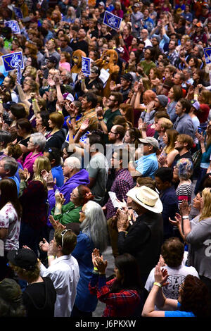 MISSOULA, MONTANA, USA - 20. Mai 2017: Menge von 4000 Fans jubeln uns Haus Kandidat Rob Quist spielt spricht auf einer Kundgebung an der Universität von Mo Stockfoto