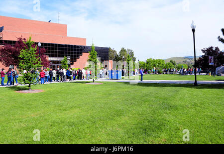 MISSOULA, MONTANA, USA - 20. Mai 2017: Lange Schlange der wartenden für eine Rallye für uns Haus Kandidaten Rob Quist und Senator Bernie Sanders an der Univ Stockfoto