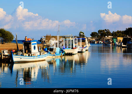 Traditionelle zypriotische Fischerboote in Potamos Creek in der Nähe von Liopetri, Zypern günstig. Stockfoto