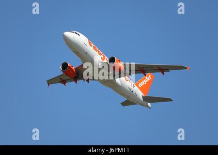 BUDAPEST, Ungarn - 5.Mai: EasyJet A319 ausziehen Budapest Liszt Ferenc Flughafen, 5. Mai 2014. EasyJet ist die zweite größte Billigfluggesellschaft Euro Stockfoto