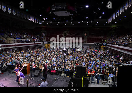 MISSOULA, MONTANA, USA - 20. Mai 2017: Von uns Tochterhaus Kandidat Rob Quist, Halladay Quist, führt mit ihrer Band vor 4000 Menschen auf die 2017 Stockfoto