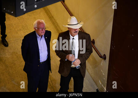 MISSOULA, MONTANA, USA - 20. Mai 2017: US House Kandidaten wartet, Rob Quist mit US-Senator Bernie Sanders auf der Bühne während der 2017 Montana spe Stockfoto