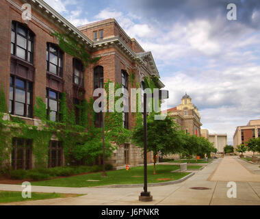 Syracuse, New York, USA. 21. Mai 2017. Syracuse University Campus auf Sims Laufwerk mit Bowne Hall, The Carnegie-Bibliothek und in der Ferne, die Carr Stockfoto