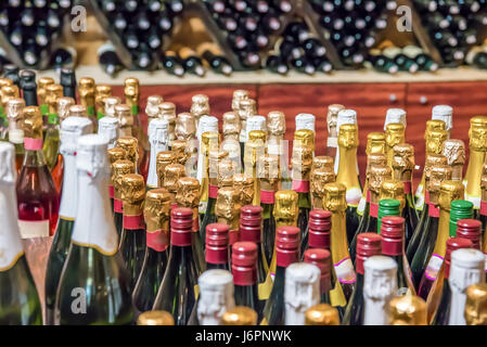 Eine Flasche Champagner Wein Abstraktion Kulisse. Verschwommene Alkoholflaschen in Regalen im Supermarkt. Für die Anzeige des Produkts zu verspotten. Stockfoto