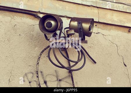Ein paar alte Lautsprecher am Bahnhof Stockfoto
