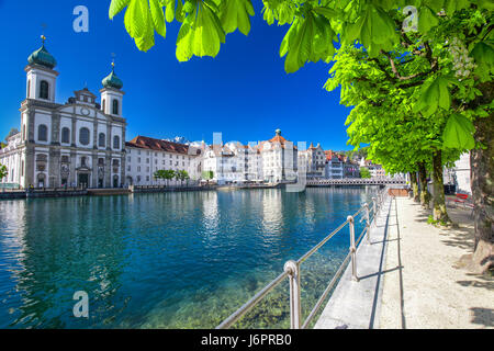 Altstadt von Luzern mit Jesuitenkirche und Vierwaldstättersee (Vierwaldstatersee), Kanton Luzern, Schweiz Stockfoto