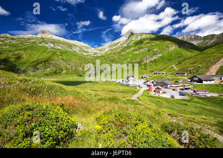 Oben auf den Oberalpass umgeben von Wasserfall, Oberalpsee und Schweizer Alpen, Schweiz. Stockfoto