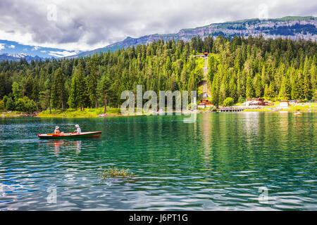 Kristallklare Caumasee-See in der Nähe von Flims, Graubünden, Schweiz. Stockfoto