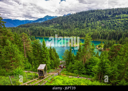 CAUMASEE, Schweiz - heben August 2016 - führt zu kristallklaren See der Caumasee bei Flims, Graubünden, Schweiz. Stockfoto