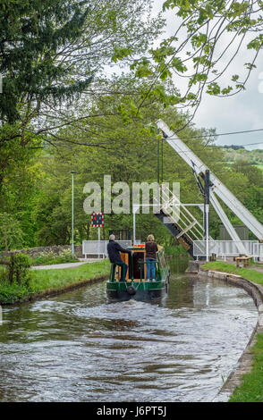 Narrowboat durch Wanderungen Kanal Brücke Brecon Beacons Südwales Stockfoto