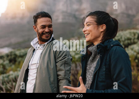 Porträt des jungen Brautpaares gehen und sprechen in der Landschaft. Junger Mann und Frau auf eine Natur-Wanderung genießen. Stockfoto