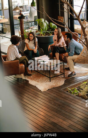 Vertikale Aufnahme des corporate-Profis diskutieren neue Ideen im Büro Lobby. Kreative Business-Team-Meeting im Büro. Stockfoto