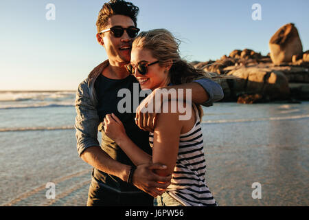 Im Freien Schuss romantischen jungen Paares zusammen am Strand. Junger Mann und Frau in der Liebe am Meeresstrand. Stockfoto