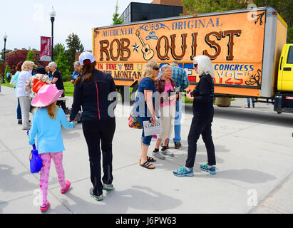 MISSOULA, MONTANA, USA - 20. Mai 2017: Fans versammelten sich in der Nähe von US-Repräsentantenhaus Kandidat Rob Quist LKW außerhalb einer besonderen 2017 Montana Stockfoto