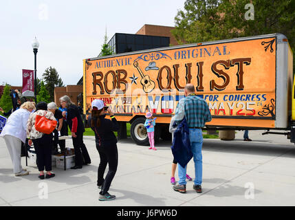 MISSOULA, MONTANA, USA - 20. Mai 2017: Cowgirl posiert für Fotos vor uns House of Representative Kandidat Rob Quist LKW für 2017 Montana sp Stockfoto