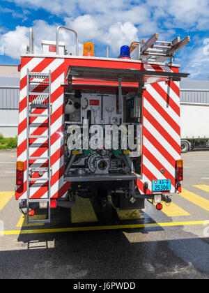 Mercedes Benz 1428AF Wasser Ausschreibung einer Schweizer Feuerwehr. Rückansicht mit Wasser Pumpensteuerungen und Ventilen. Stockfoto