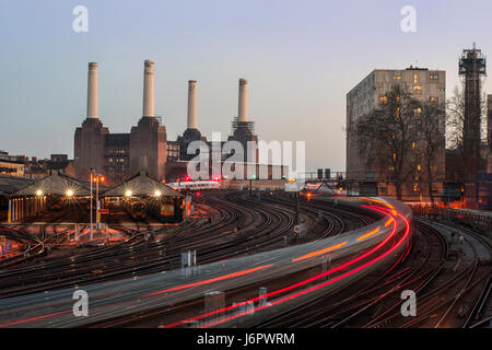 Züge an der Victoria Station mit Battersea Power Station im Hintergrund Stockfoto