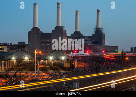 Züge an der Victoria Station mit Battersea Power Station im Hintergrund Stockfoto