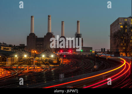 Züge an der Victoria Station mit Battersea Power Station im Hintergrund Stockfoto