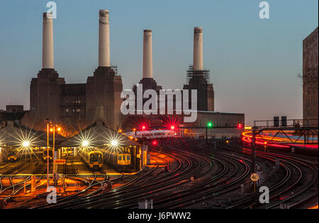 Züge an der Victoria Station mit Battersea Power Station im Hintergrund Stockfoto