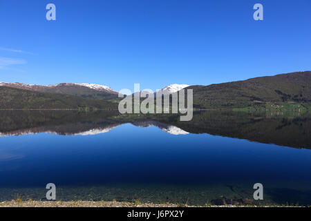 Einen schönen Frühlingstag am Horningsdalsvatnet in Sogn Og Fjordane. Stockfoto