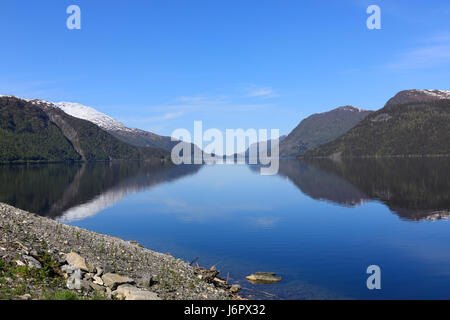 Einen schönen Frühlingstag am Horningsdalsvatnet in Sogn Og Fjordane. Stockfoto