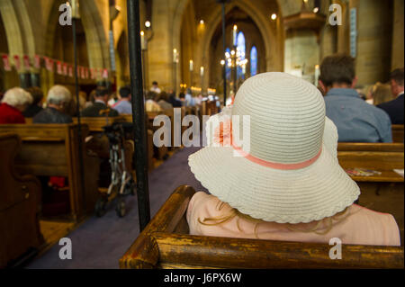 Ein kleines Mädchen in einem hübschen Hut in der Kirche Stockfoto