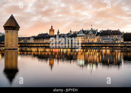 Sonnenuntergang hinter Luzern, Schweiz Stockfoto