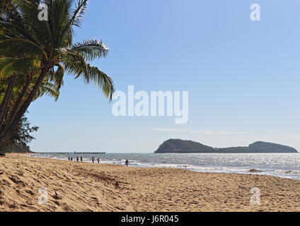 Palm Cove Beach mit vielen Menschen zu Fuß und genießen die Sandfläche auf einen richtig schönen Tag mit Doppel-Insel vor der Küste im Hintergrund Stockfoto