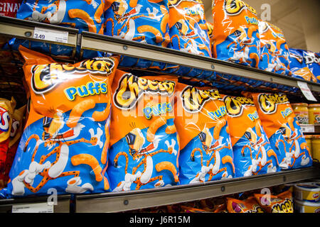 Supermarkt Regale mit Taschen von cheetos Puffs auf Display Stockfoto