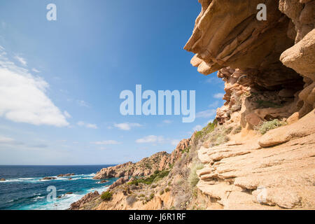 Riesige steinigen Felsen an der Küste von Sardinien in Italien Stockfoto