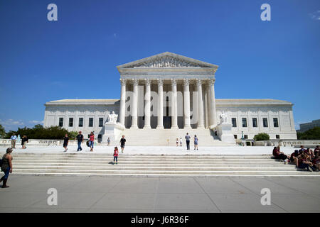 Touristen am United States Supreme Court Gebäude Washington DC USA Stockfoto