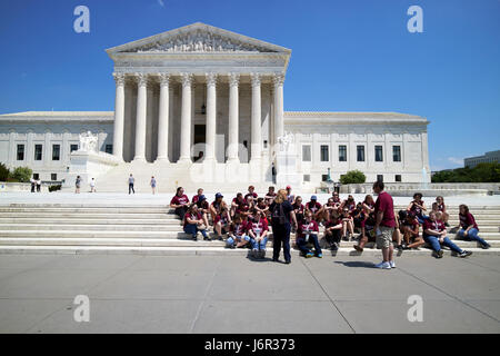 Schule Hochschule Reisegruppe am United States Supreme Court Gebäude Washington DC USA Stockfoto