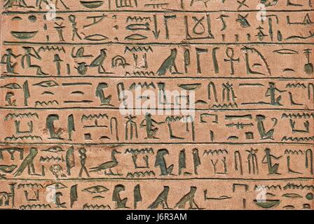 Ägypter Hieroglyphen in Sandstein gehauen Stockfoto