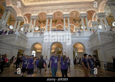 Touristen im großen Saal der Bibliothek des Kongresses Thomas Jefferson Hauptgebäude Washington DC USA Stockfoto