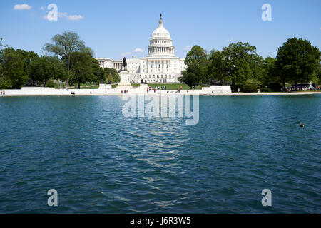 United States Capitol Gebäude und Capitol Widerspiegelnder Teich Washington DC USA Stockfoto