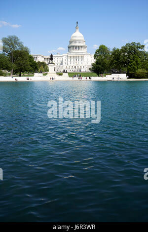 United States Capitol Gebäude und Capitol Widerspiegelnder Teich Washington DC USA Stockfoto