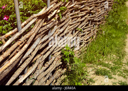 Wicker rustikalen Zaun im Garten Stockfoto