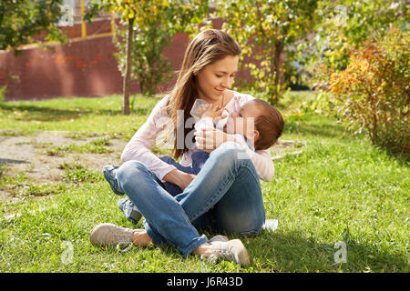 junge Mutter mit baby Stockfoto