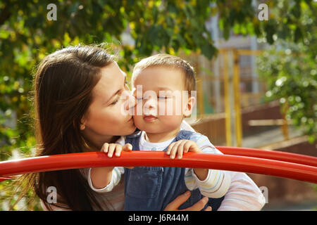 junge Mutter mit baby Stockfoto