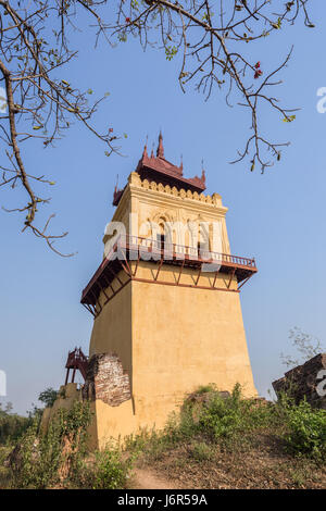 Der schiefe Nanmyin Wachturm in Inwa (Ava) in der Nähe von Mandalay in Myanmar (Burma). Stockfoto