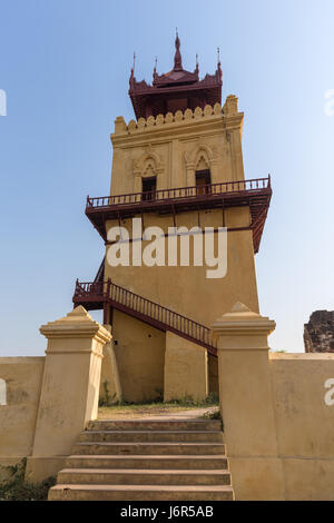 Der schiefe Nanmyin Wachturm in Inwa (Ava) in der Nähe von Mandalay in Myanmar (Burma). Stockfoto