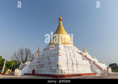 Shwezigon Pagode in Inwa (Ava) in der Nähe von Mandalay in Myanmar (Burma). Stockfoto