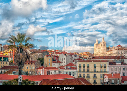 Lissabon ist hügelig, Küsten Hauptstadt Portugals. Von imposanten São Jorge Castle, umfasst die Ansicht der alten Stadt pastellfarbenen Gebäuden, Tejo-Mündung und die Se-Kathedrale. Stockfoto