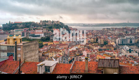 Lissabon ist hügelig, Küsten Hauptstadt Portugals. Von imposanten São Jorge Castle, umfasst die Ansicht der alten Stadt pastellfarbenen Gebäuden, Tejo Flussmündung und Hängebrücke Ponte 25 de Abril. Stockfoto